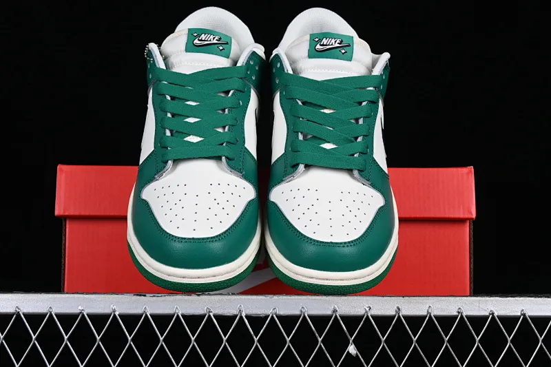 All Categories Nk SB Dunk Series Nk SB Dunk Low Low-top Sneakers Nk SB Dunk Low "Lottery" Heineken Color SB Smashed Backboard Fashion Casual Sneakers DR9654-100
